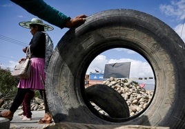 Simpatizantes del expresidente Morales mantienen bloqueos de carreteras en Bolivia.