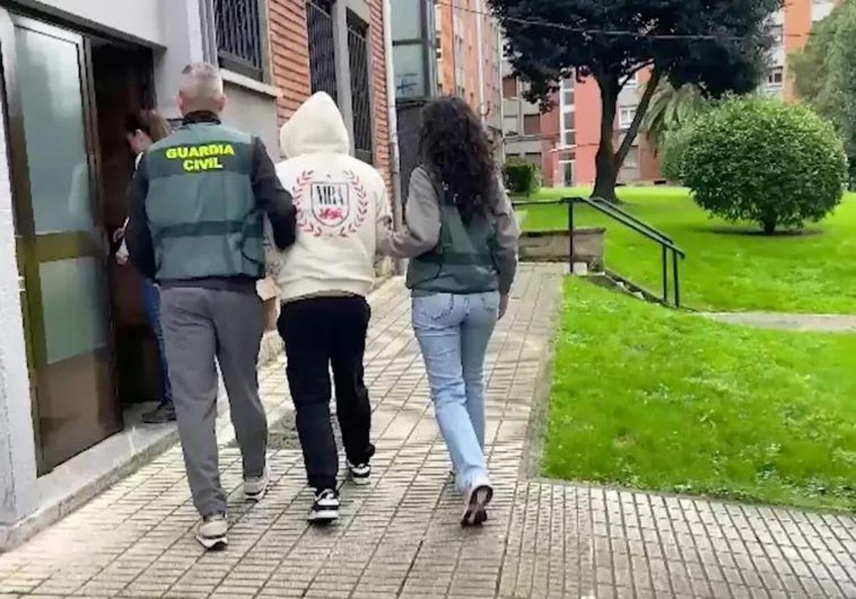 Dos agentes de la Guardia Civil trasladan detenido al agresor sexual reincidente.