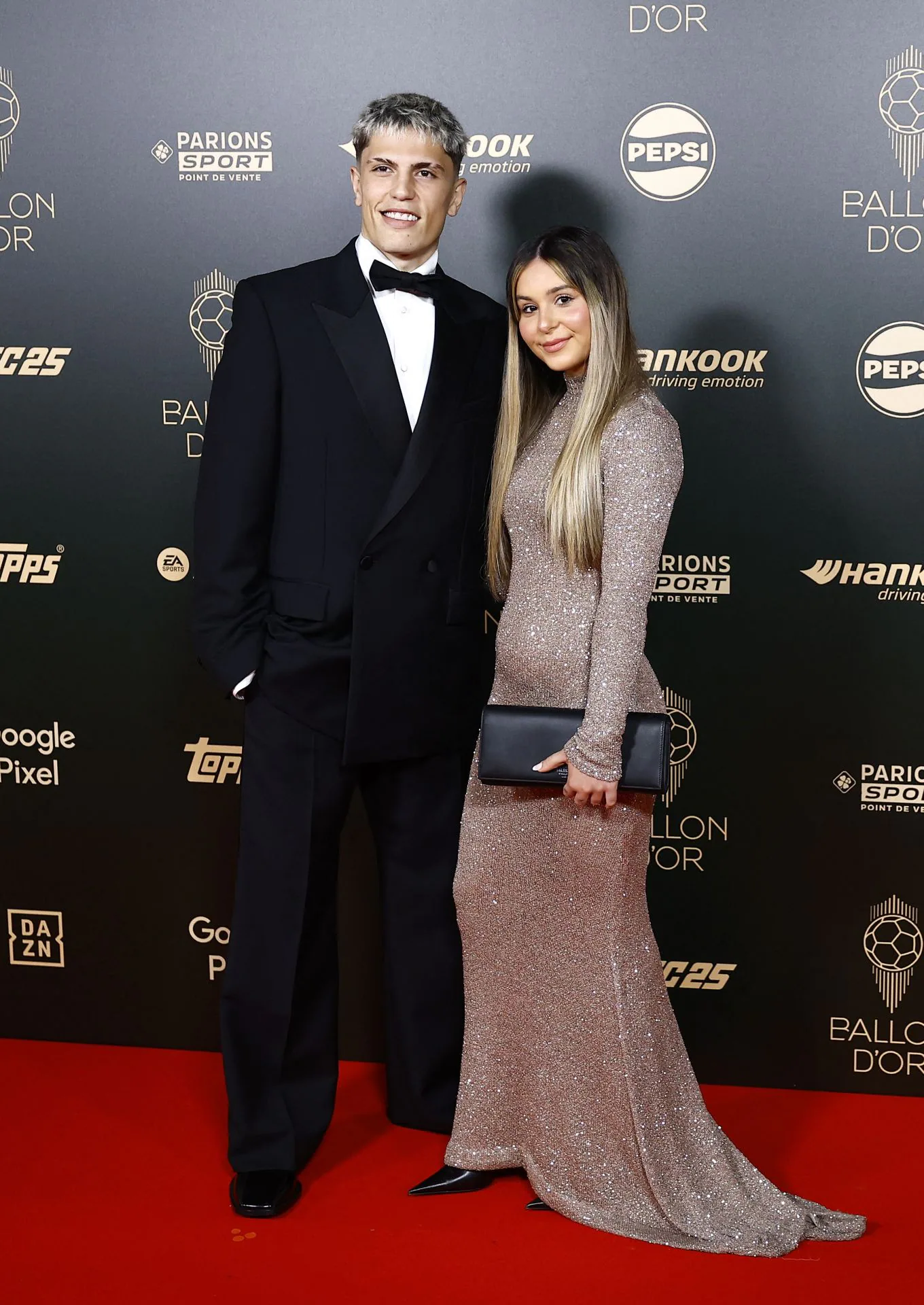 Alejandro Garnacho, jugador del Manchester United, y su pareja, Eva García, a su llegada a la ceremonia de entrega del Balón de Oro.