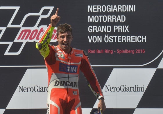 Andrea Iannone, en el podio tras una carrera de MotoGP disputada en 2016.