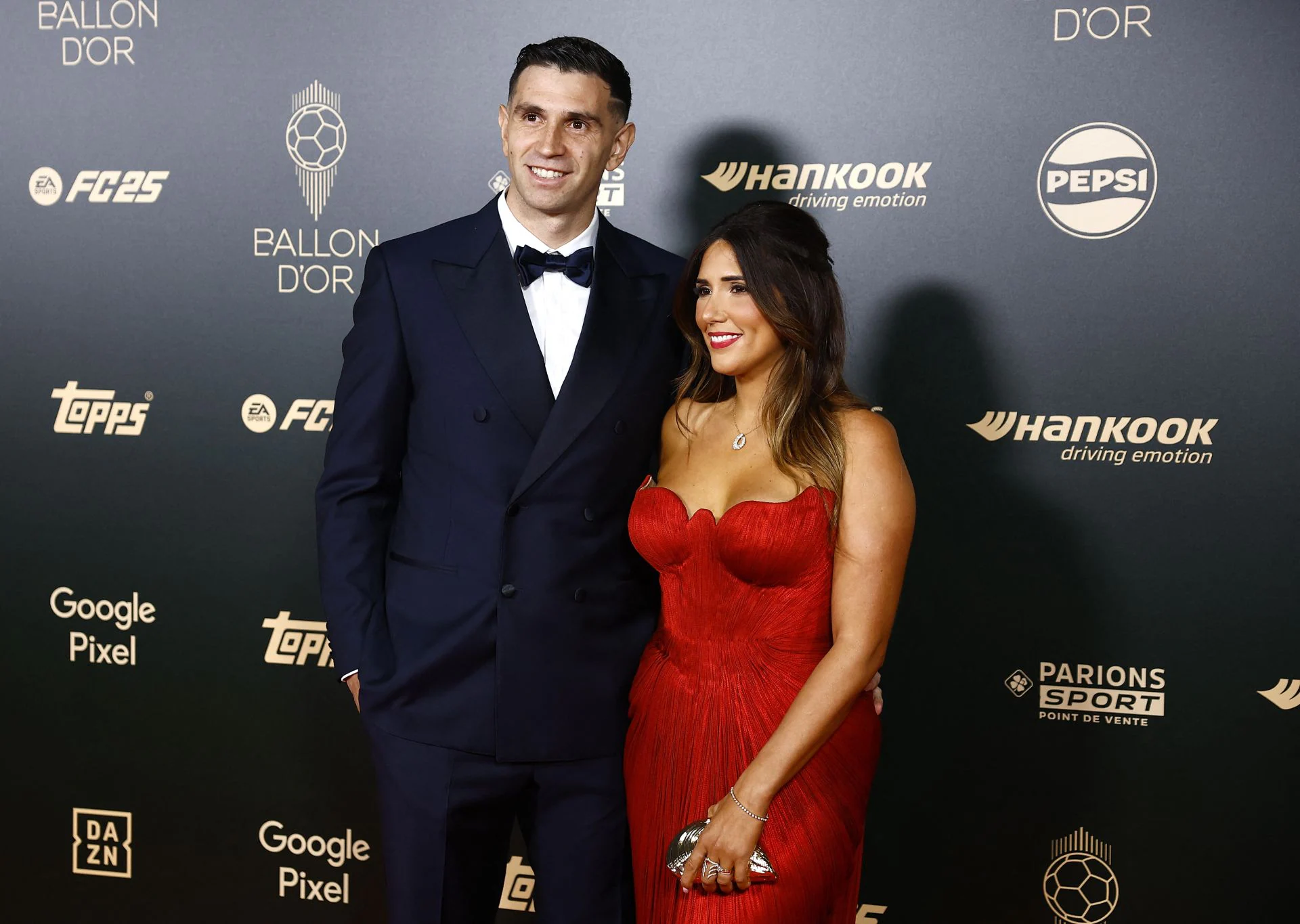 El Dibu Martínez, guardameta argentino del Aston Villa, y su esposa, Amanda, posan sobre la alfombra roja antes de la gala del Balón de Oro.