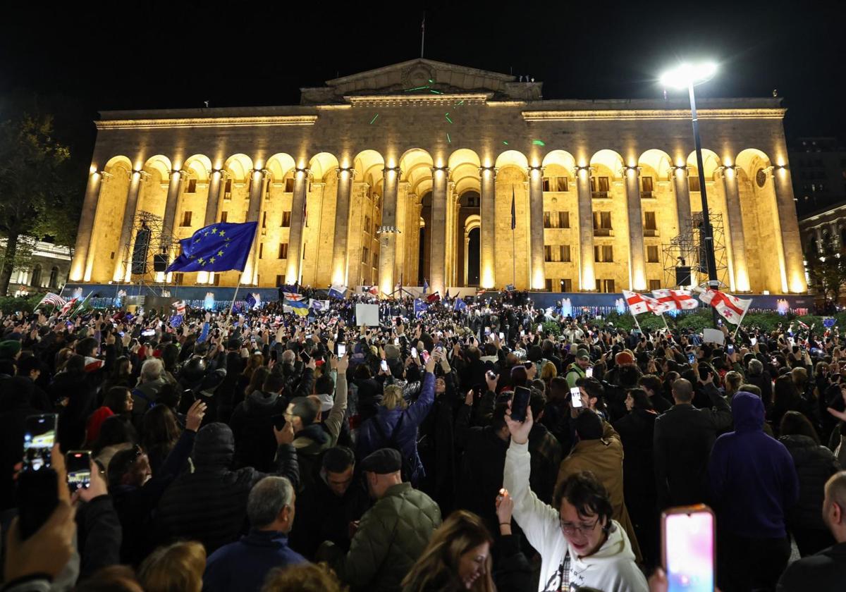 Cientos de manifestantes georgianos denuncian fraude electoral frente a la sede del Parlamento, en Tiflis.