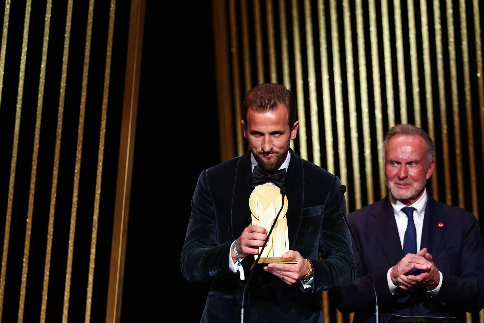 Harry Kane, delantero inglés del Bayern de Múnich, recogió el Trofeo Gerd Müller al mejor goleador, una distinción que compartió con Kylian Mbappé, atacante del Real Madrid que no acudió a la ceremonia.