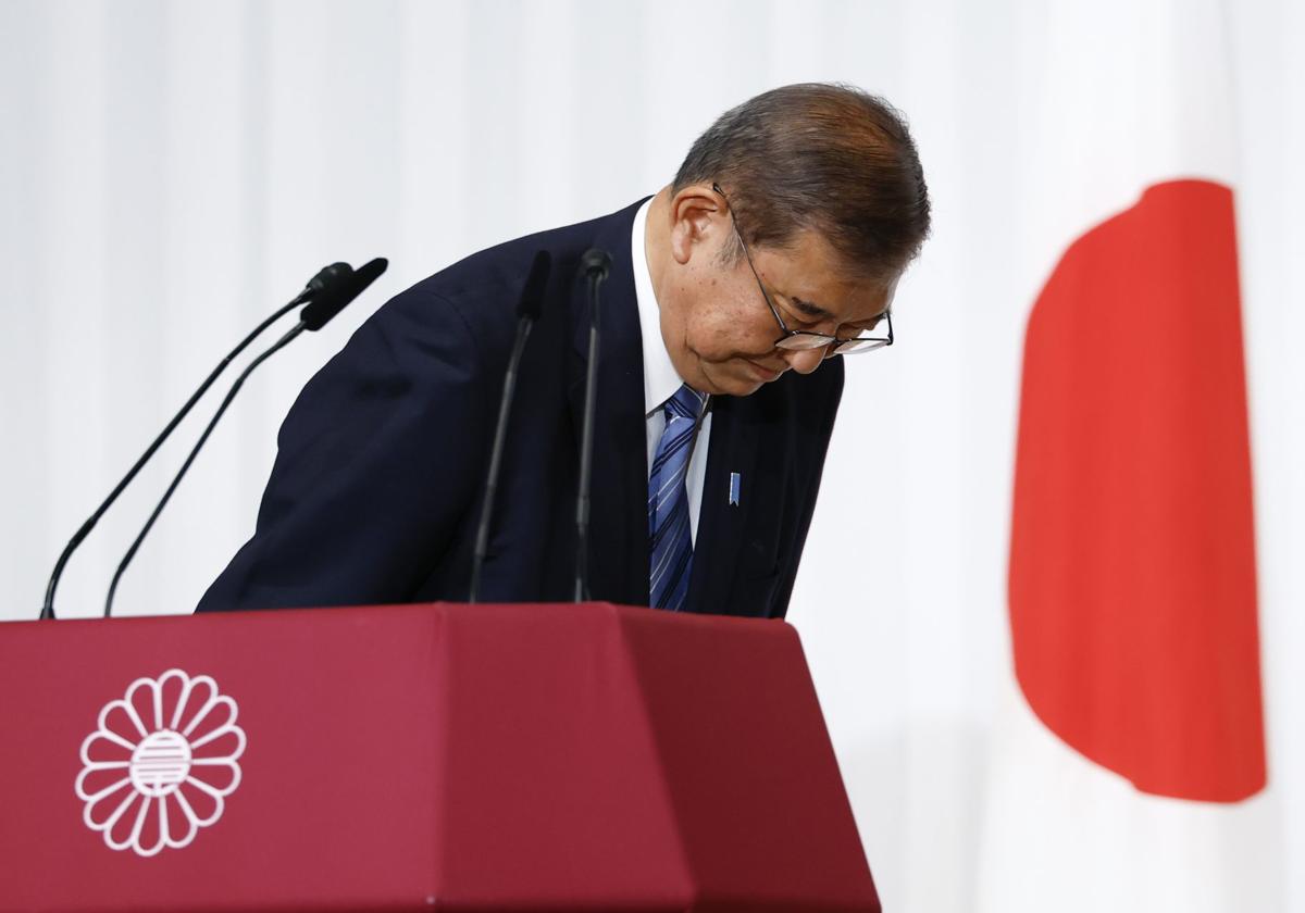 El primer ministro de Japón, Shigeru Ishiba, hace una reverencia tras la rueda d prensa celebrada este lunes en la que ha manifestado que su intención es seguir en el Gobierno.