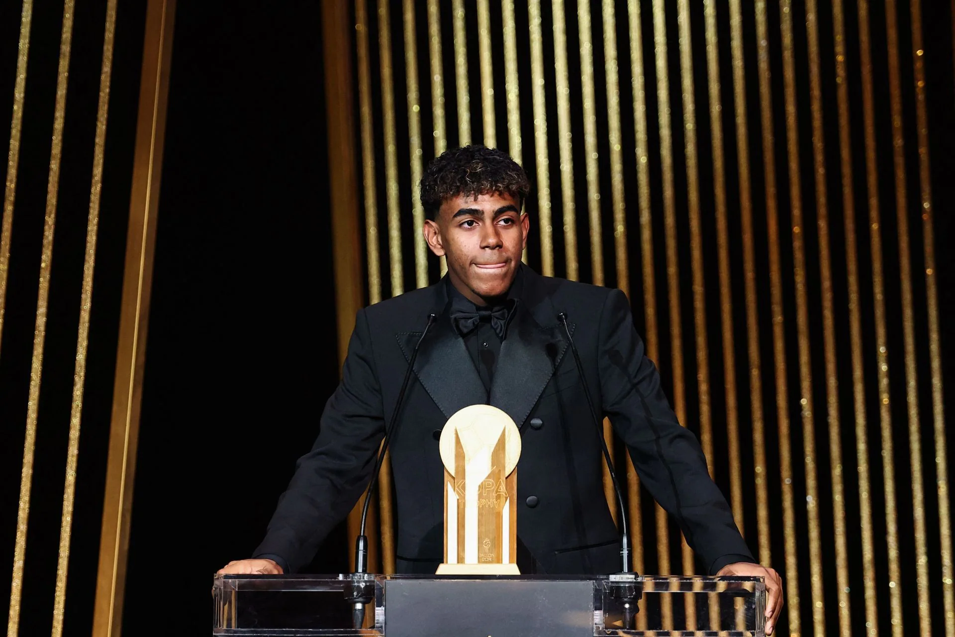 Lamine Yamal recoge el Trofeo Kopa que le acredita como el mejor jugador joven de la temporada.