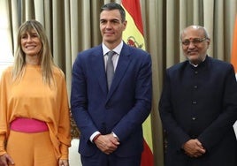 Begoña Gómez y Pedro Sánchez, junto al gobernador del Estado de Maharashtra, Shri C.P. Radjakrishnann.