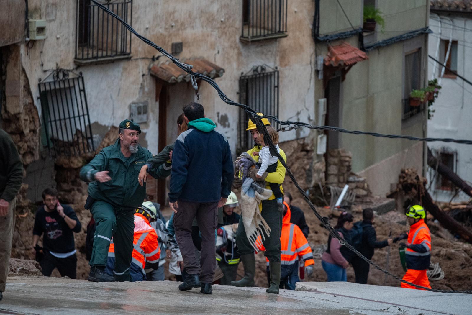 Servicios de emergencias trabajan en las labores de rescate de varias personas en Letur, Albacete, donde han desaparecido al menos seis personas.