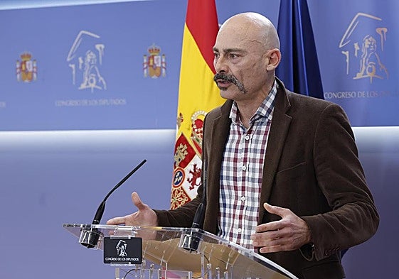 El secretario general del grupo parlamentario de Sumar, Txema Guijarro, este martes en rueda de prensa en el Congreso.