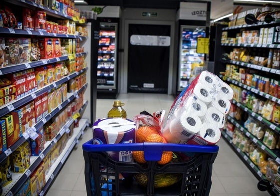 Un carro de la compra en un supermercado.