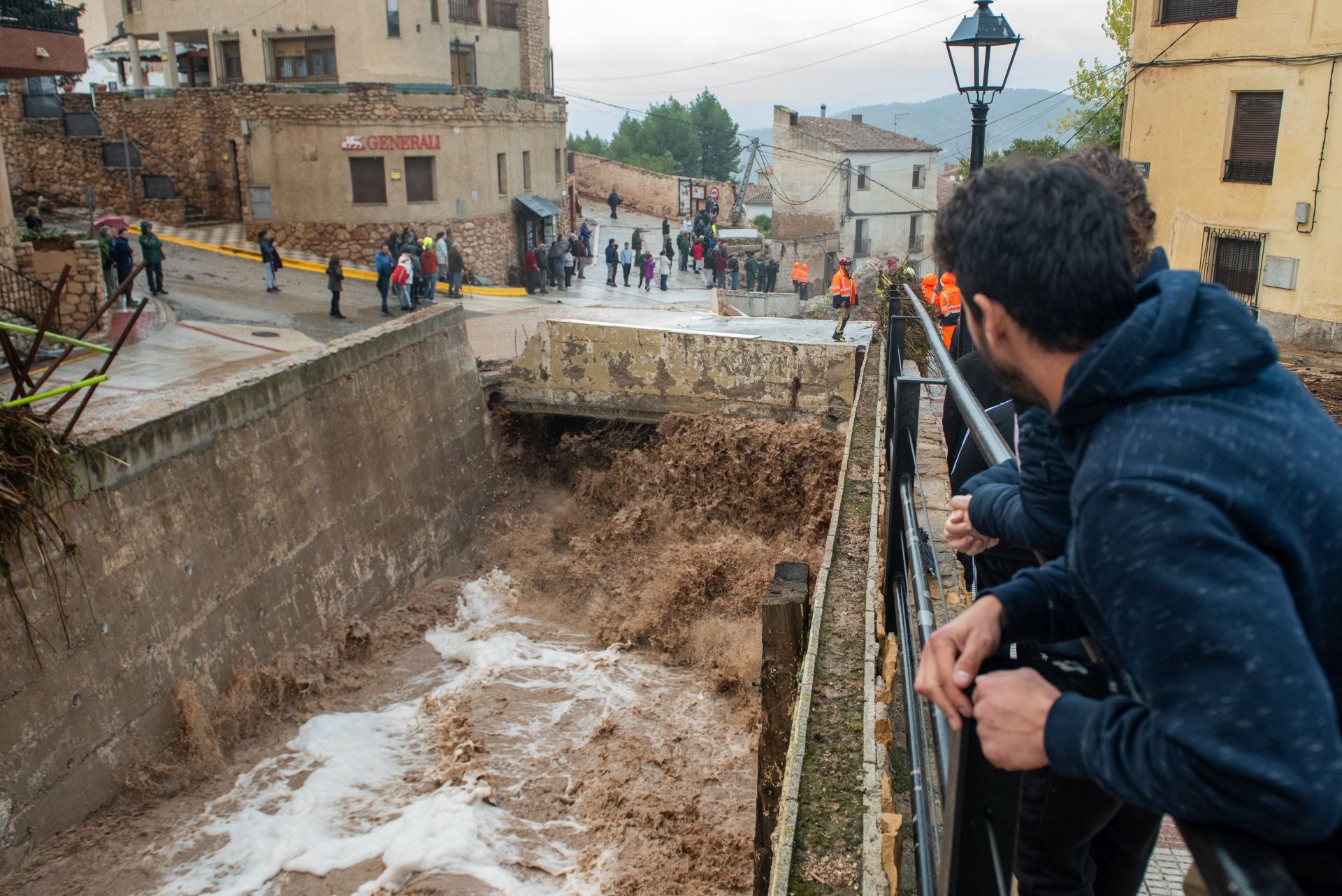 Varios servicios de emergencias ayudan en las labores de rescate, en Letur, Albacete. El casco antiguo de Letur, en la Sierra de Segura, se ha llevado la peor parte, con el desbordamiento del arroyo y sus calles se han convertido en un torrente