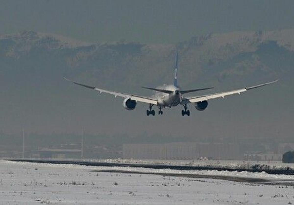 Un avión despegando del aeropuerto de Barajas.