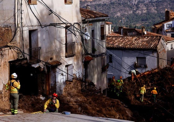 Los bomberos buscan este miércoles a los desaparecidos en Letur.