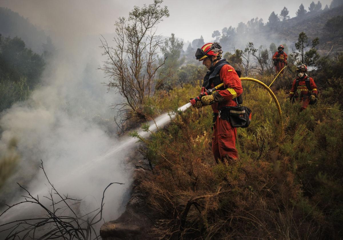 Bomberos en un incendio en Castellón el verano pasado.