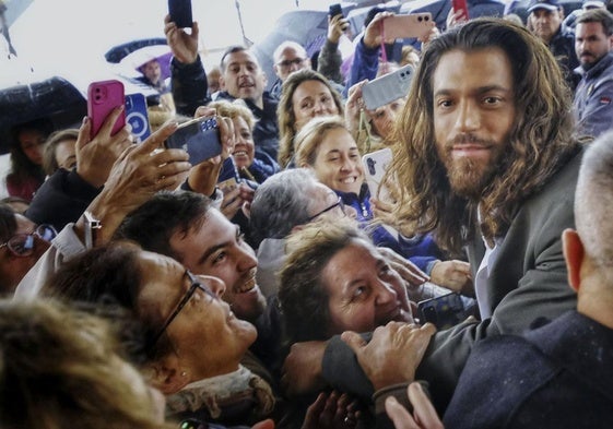 Can Yaman, a la entrada del Palacio de Congresos de Cádiz, arropado por cientos de fans.