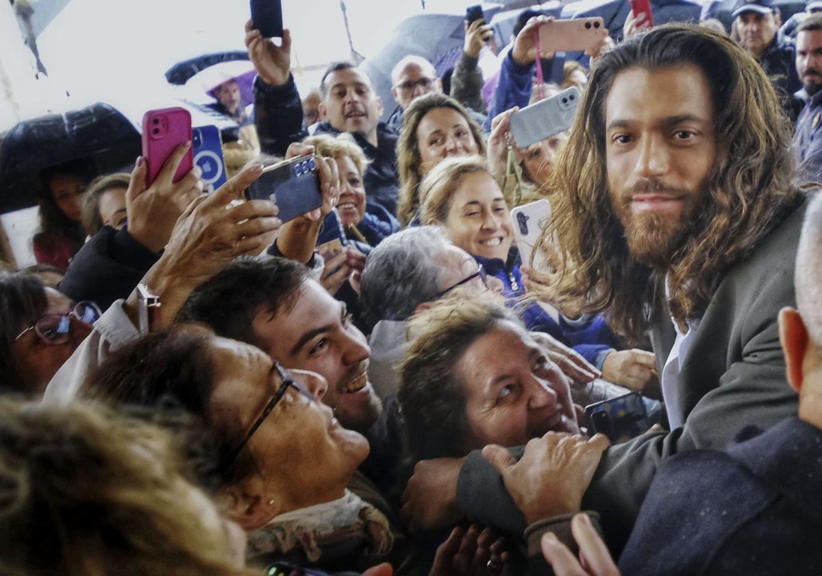 Can Yaman, a la entrada del Palacio de Congresos de Cádiz, arropado por cientos de fans.