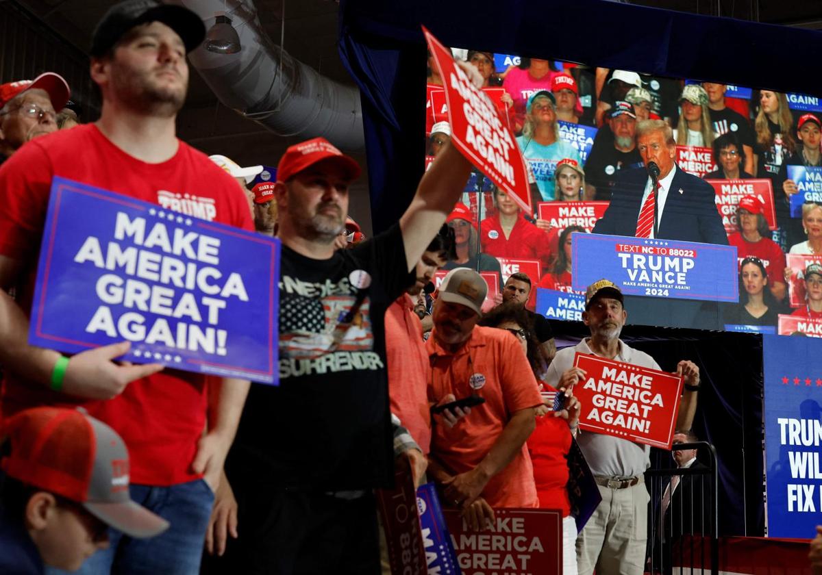 Simpatizantes de Donald Trump le muestra su apoyo en un mitin.