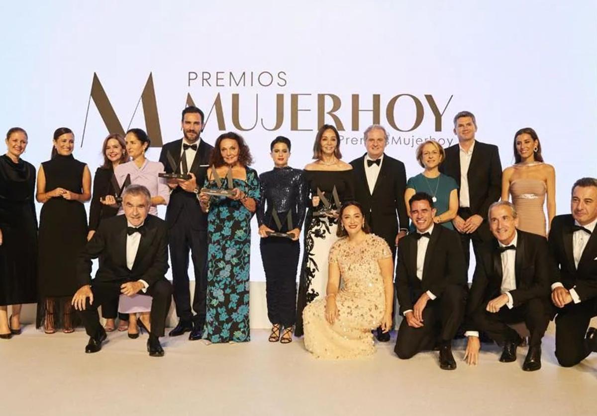 De izquierda a derecha, de pie, Ana Dávila-Ponce de León, Samary Fernández Feito, Lourdes Garzón, Carolina Herrera, Saúl Craviotto, Diane von Furstenberg, María Pérez, Isabel Preyler, Ignacio Ybarra, Rosa Visiedo, Philippe Casara, Ana Boyer;en la fila inferior, Iñaki Arechabaleta, Tamara Falcó, David Gracia Fabre, Emilio Herrera y Alfredo Jiménez-Millas.