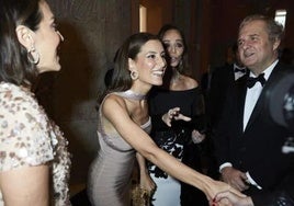 Ignacio Ybarra, presidente de Vocento, da la bienvenida a la fiesta del 25 aniversario de Mujerhoy a Isabel Preysler, Tamara Falcó y Ana Boyer