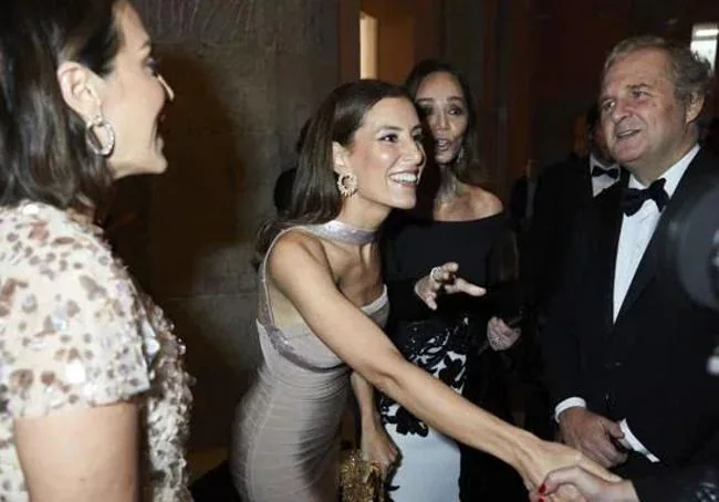 Ignacio Ybarra, presidente de Vocento, da la bienvenida a la fiesta del 25 aniversario de Mujerhoy a Isabel Preysler, Tamara Falcó y Ana Boyer.