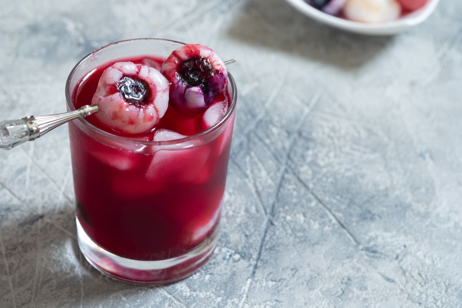 Cóctel sangriento a base de puré de frutos rojos casero.