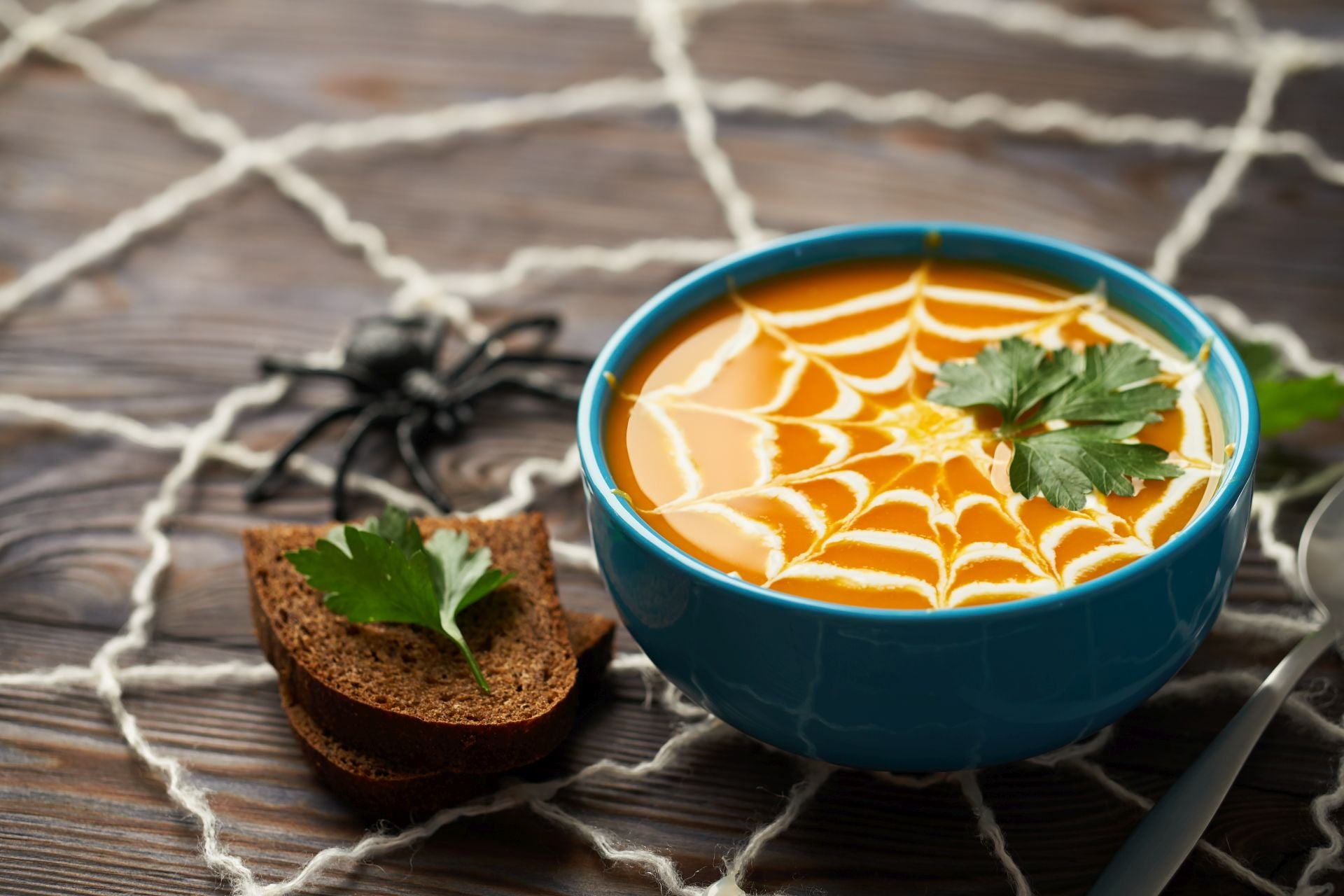 Puré de calabaza con telaraña de nata.