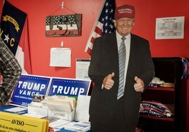 Una imagen a tamaño real de Donald Trump en una oficina de campaña del Partido Republicano.