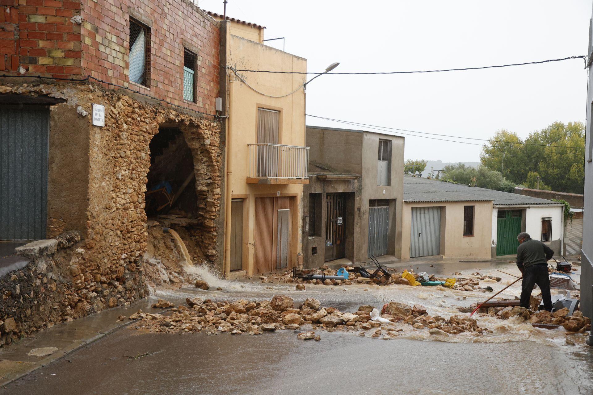 Un hombre recoge los escombros de una vivienda afectada por la DANA en Torre d'En Domènec, Castellón,