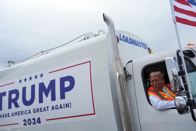 Trump llega en un camión de la basura a un mitin en Wisconsin.