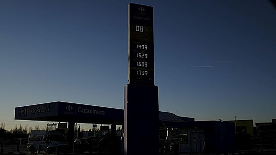 El Gobierno quiere subir los impuestos al diésel más de 9 céntimos por litro y equipararlo a la gasolina
