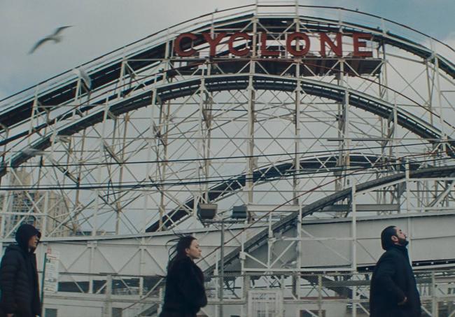 Una imagen de 'Anora' ambientada en Coney Island.