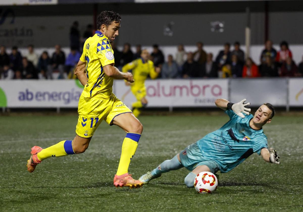 Imagen principal - Jaime Mata, autor de un póker; duelo durante el Gévora-Betis y Alejo Véliz, que firmó un doblete con el Espanyol.