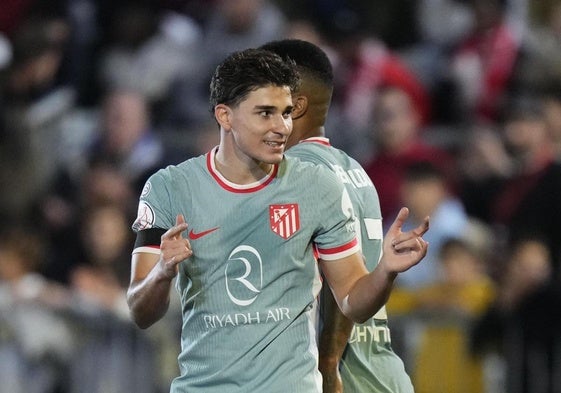 Julián Álvarez celebra uno de sus dos goles al Vic.