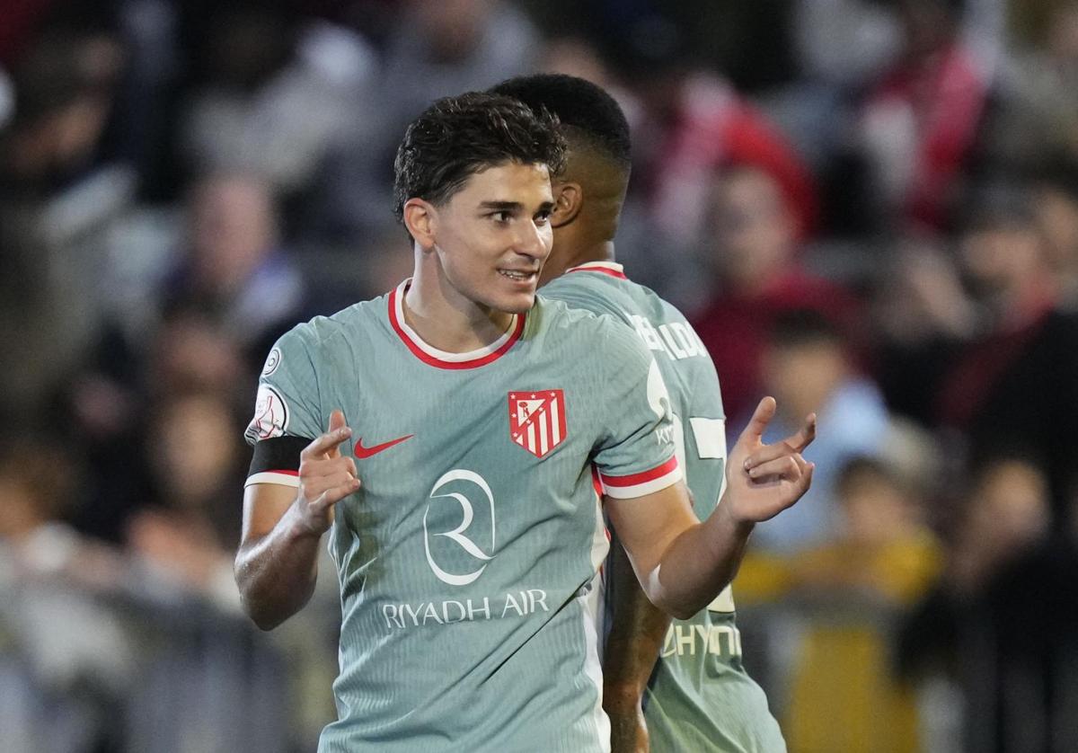 Julián Álvarez celebra uno de sus dos goles al Vic.