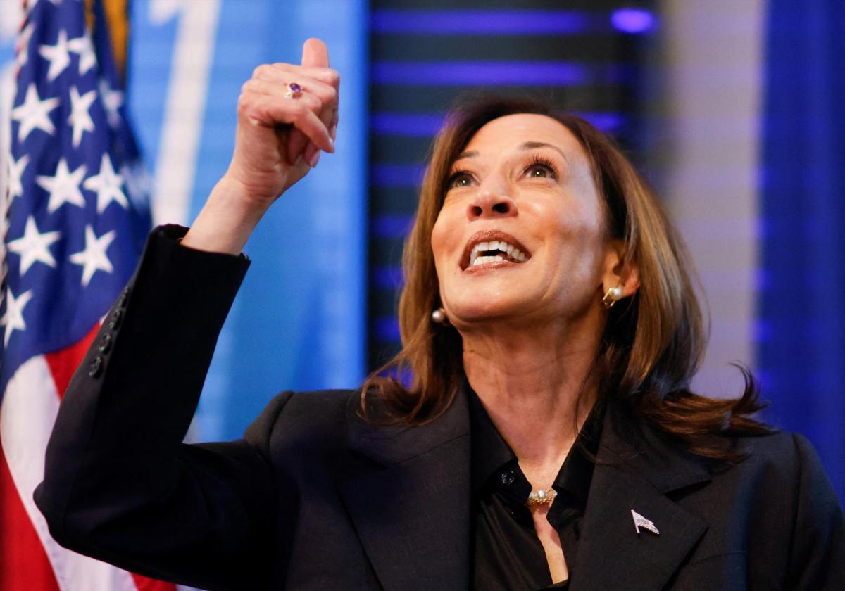 Kamala Harris gesticula durante su acto de campaña en Wisconsin.