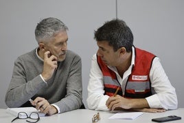 El ministro del Interior, Grande-Marlaska, y el presidente de la Generalitat Valenciana, Mazón, durante la reunión del Cecopi.