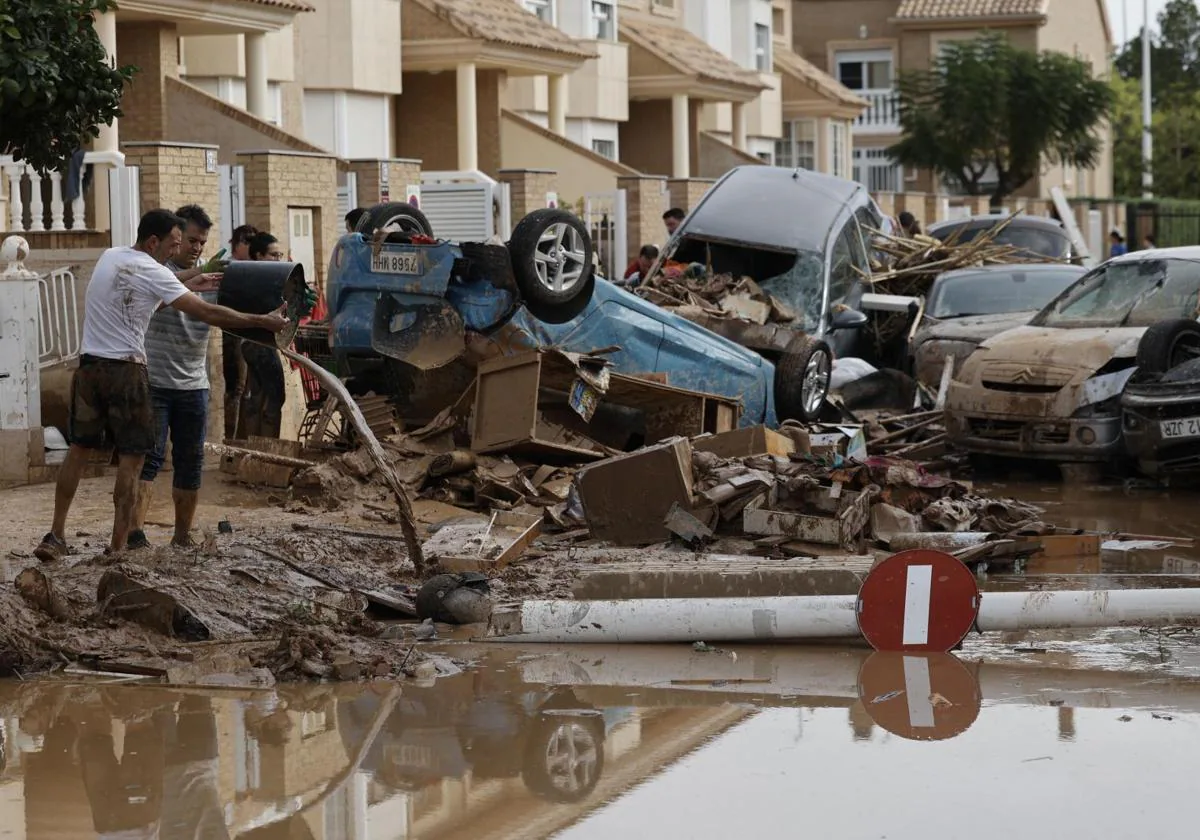 Vecinos de Paiporta en una zona afectada por las inundaciones causadas por la dana, este viernes