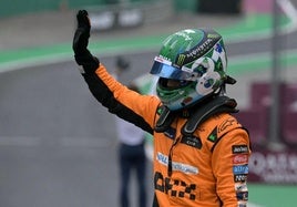 Oscar Piastri celebra su victoria en la clasificación sprint de Brasil.