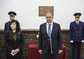 Choe y Lavrov posan para la fotografía oficial momentos antes de iniciar su encuentro en la sede del Kremlin.