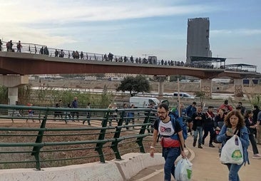 Una oleada de solidaridad avanza hacia el infierno del sur de Valencia