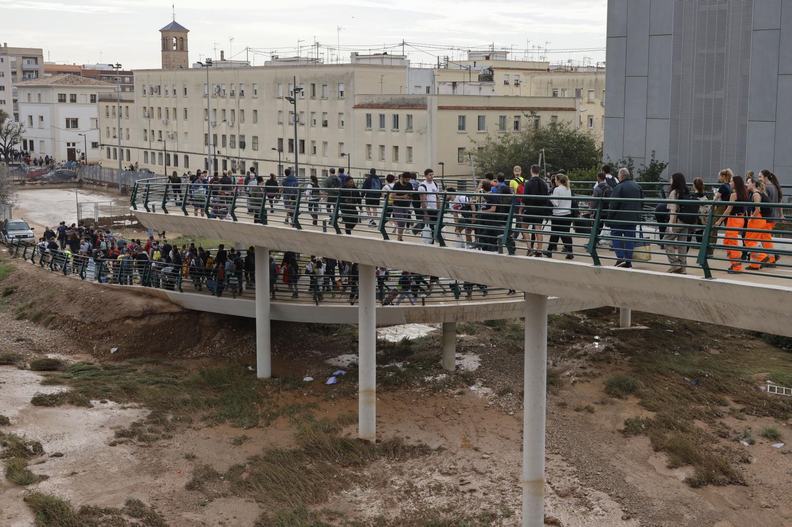 Cientos de ciudadanos con herramientas, alimentos y enseres recorren los barrios del sur de Valencia para tratar de ayudar a los damnificados