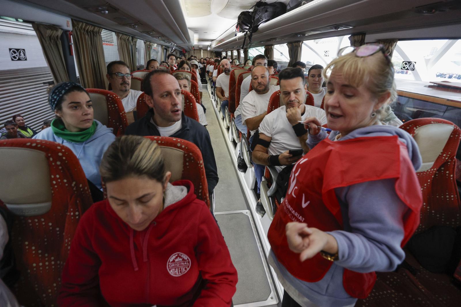 Miles de voluntarios parten en autobuses desde el Museo Príncipe Felipe para ayudar de forma organizada en las zonas afectadas por la DANA