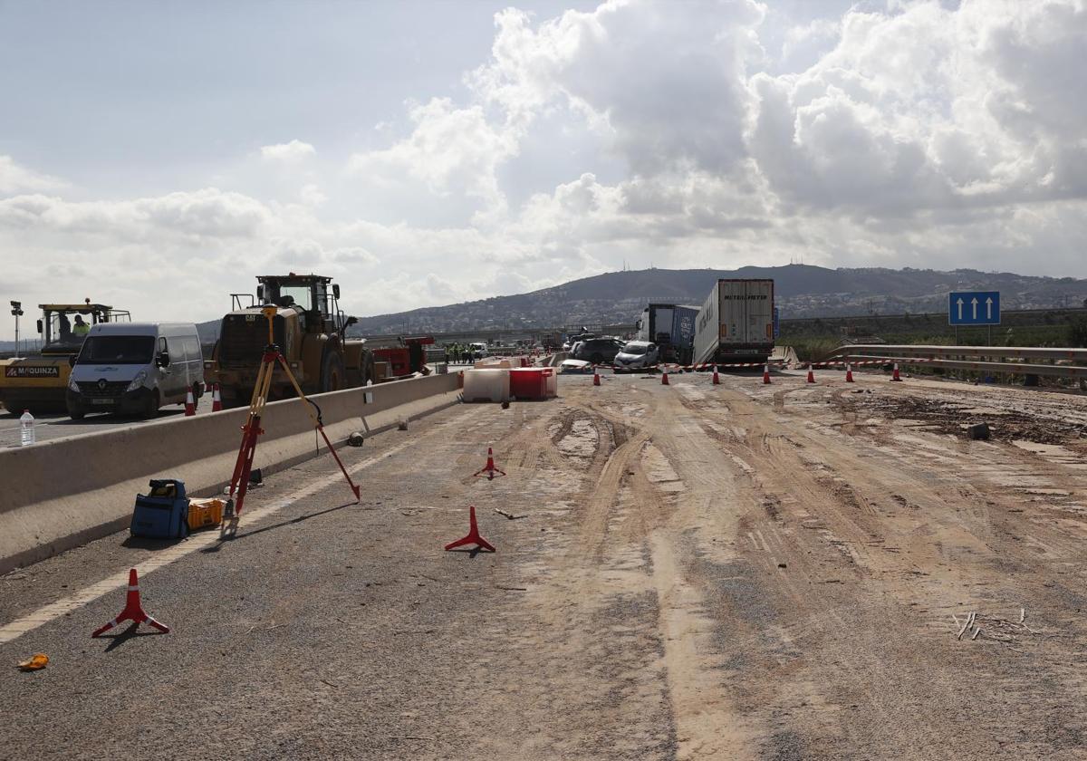 Socavón en el by-pass de Valencia en sentido Alicante, que permanecía en obras