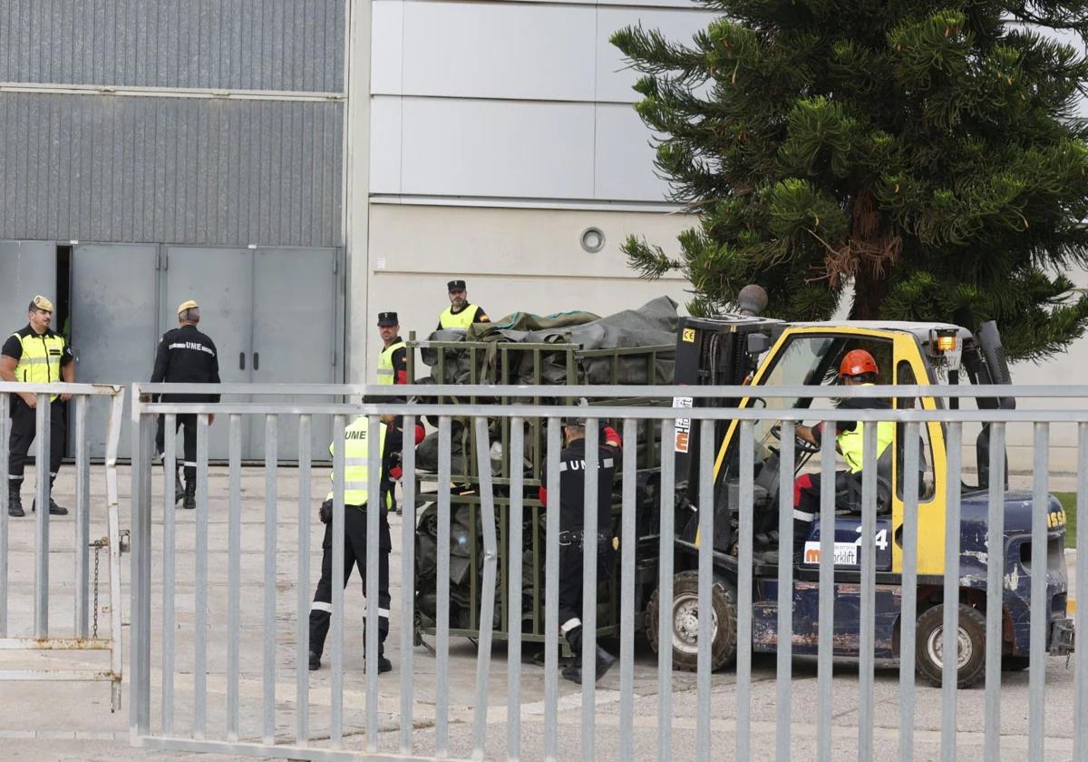 Efectivos de la UME, del Ejército y de la Policía acondicionan Feria Valencia