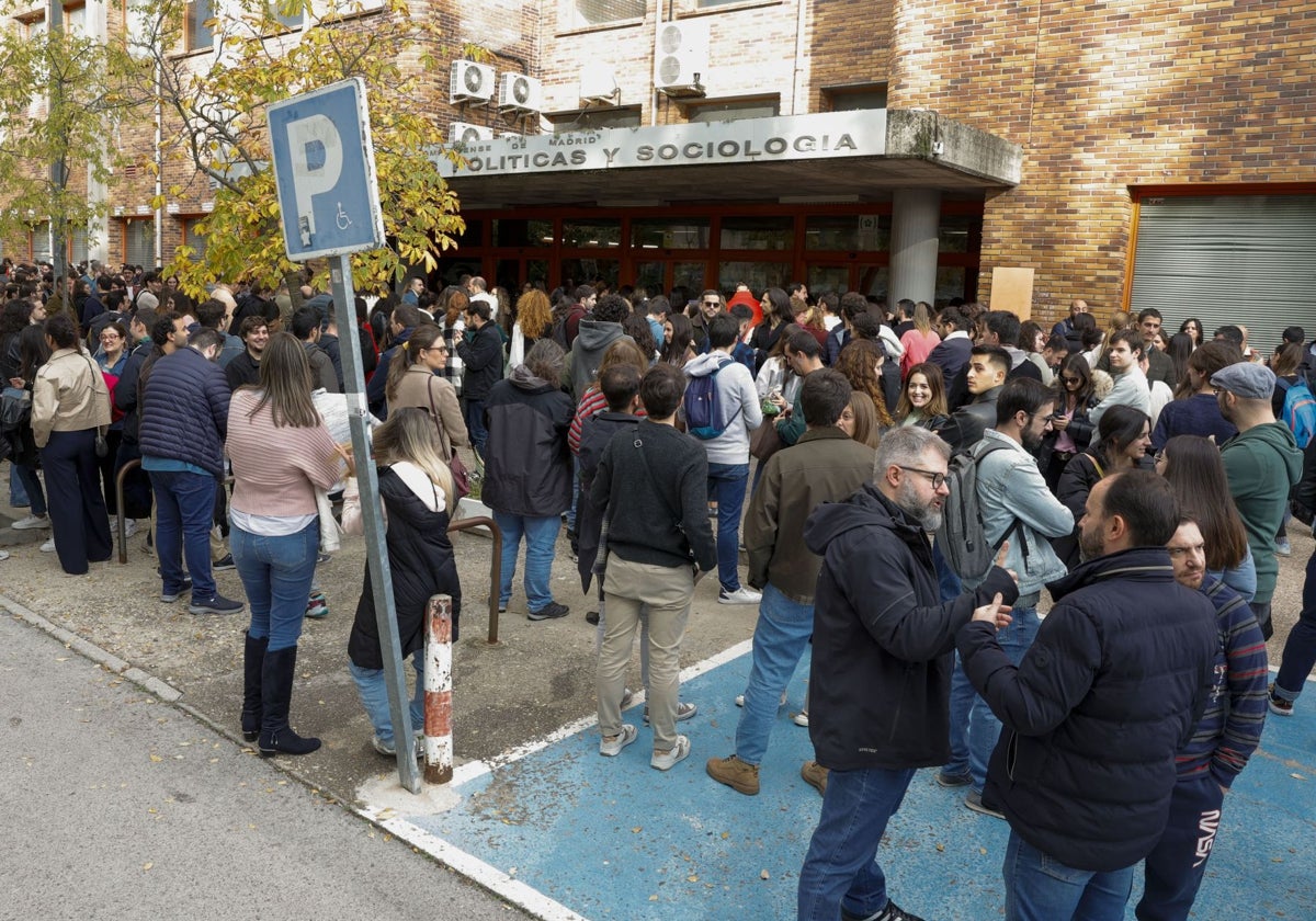 Los aspirantes a las oposiciones de TVE, este sábado poco antes del inicio de las pruebas.