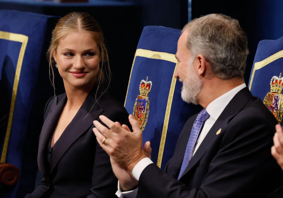 Felipe VI aplaude a su hija, tras el discurso pronunciado por Leonor en la ceremonia de los Premios Princesa de Asturias de la semana pasada, en Oviedo.