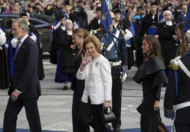 La reina Sofía, a su llegada a la entrega de los Premios Princesa de Asturias, en Oviedo.