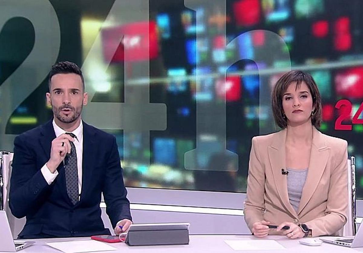 Presentadores del informativo del canal 24 Horas de TVE informando sobre la DANA.