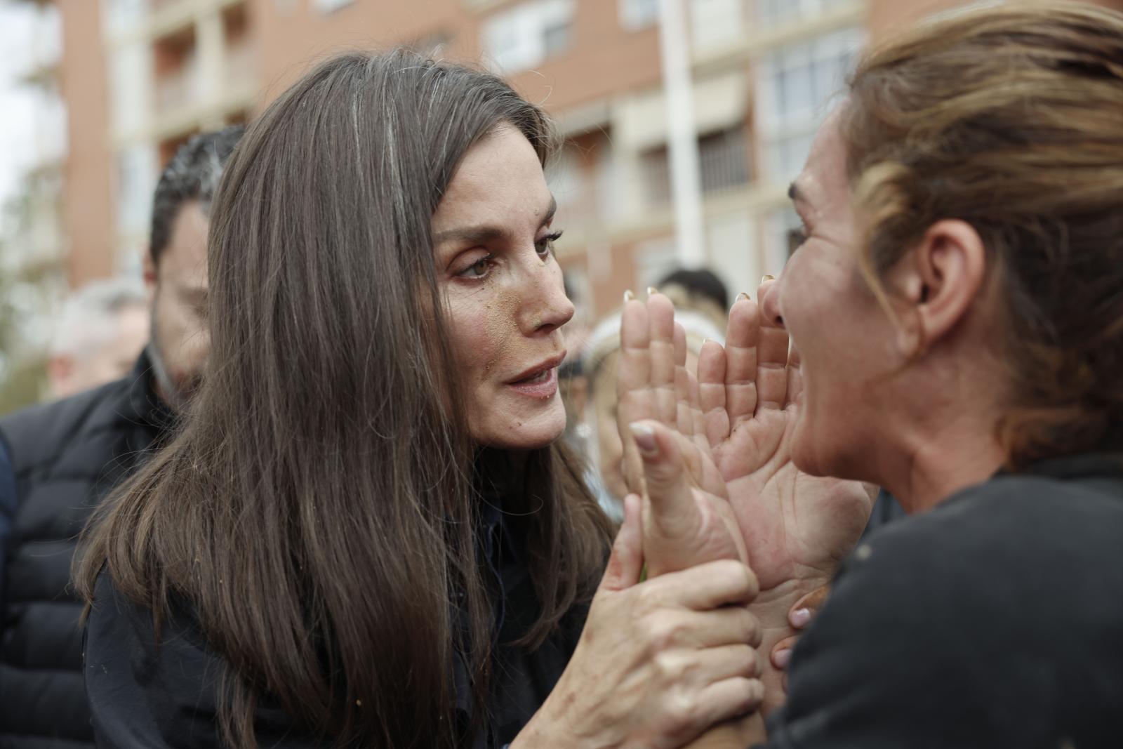 La reina Letizia consuela a una víctima de las inundaciones