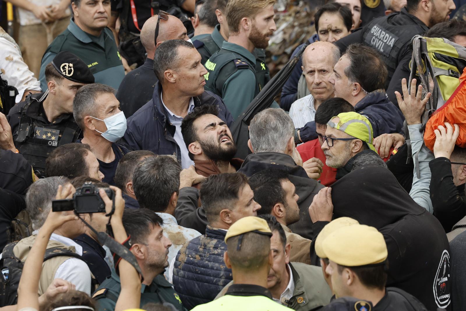 El rey Felipe habla vecinos afectados por la riada