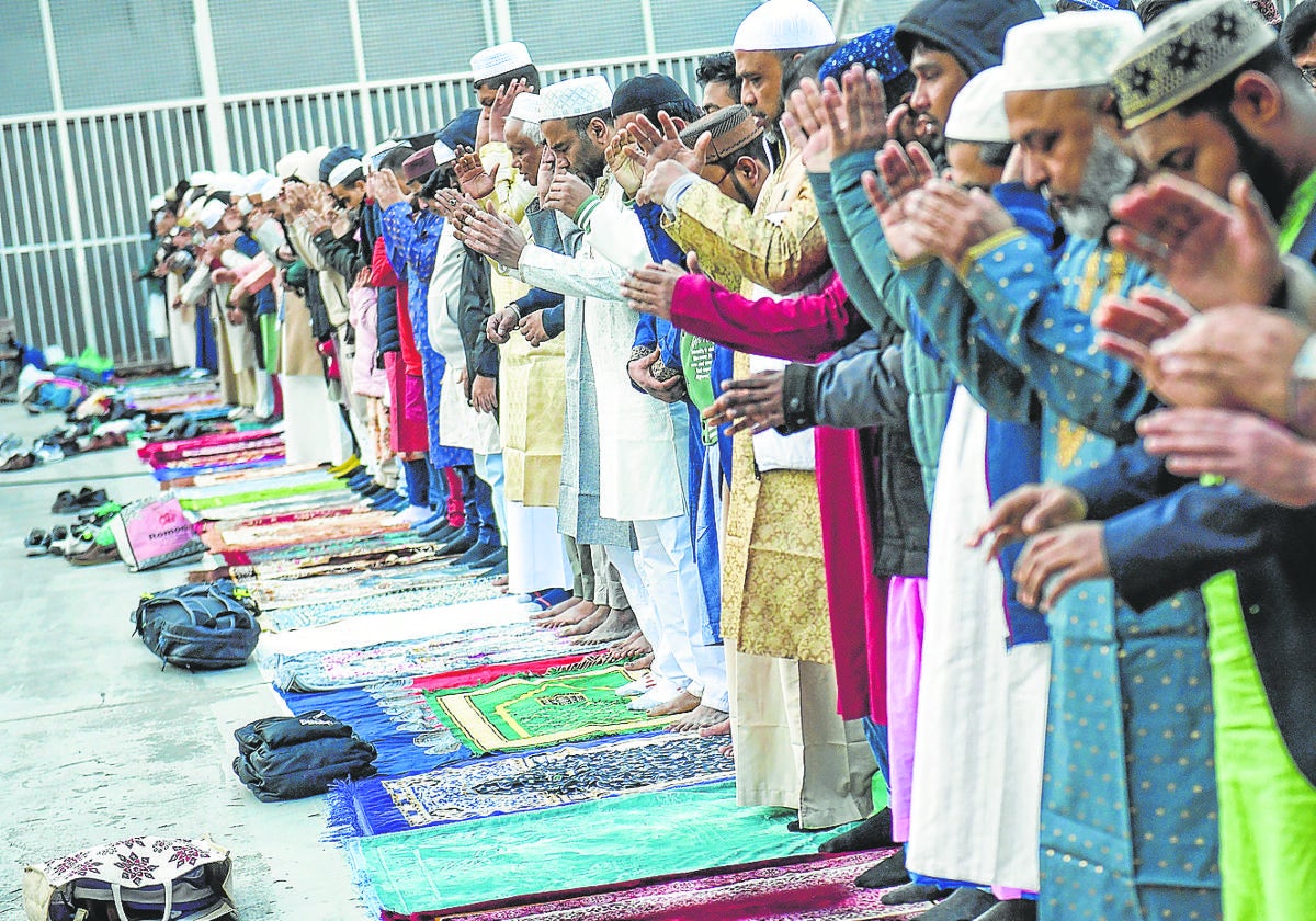 Oración de un grupo de musulmanes en Madrid.